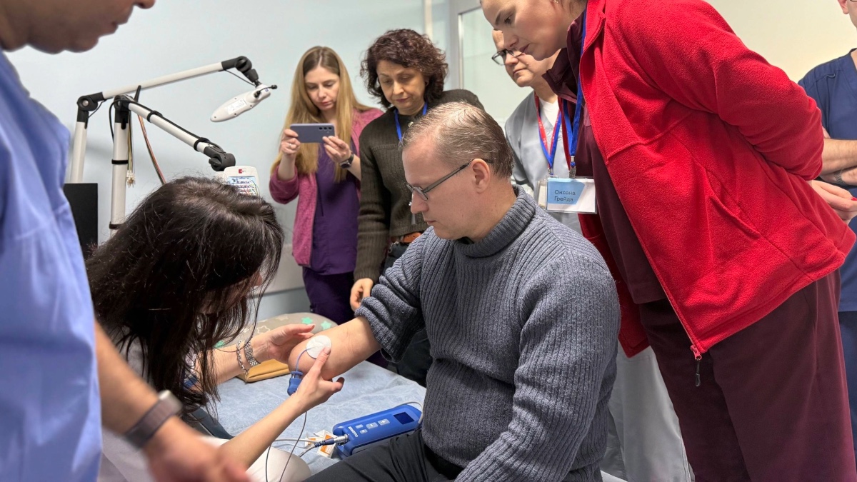 Британські медики у Центрі діагностики неврологічної патології. Фото: КНП ОКЛ