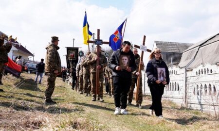 «Не знаємо далі, як жити»: на Франківщині прощалися із загиблими від ворожого обстрілу Володимиром Шкрумеляком та його донькою Анелею