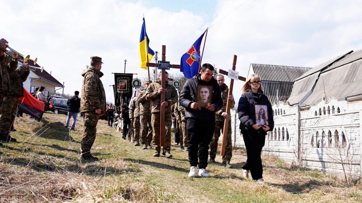 «Не знаємо далі, як жити»: на Франківщині прощалися із загиблими від ворожого обстрілу Володимиром Шкрумеляком та його донькою Анелею