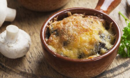 Ідея для поживного та смачного обіду — овочевий жульєн із грибів та баклажанів