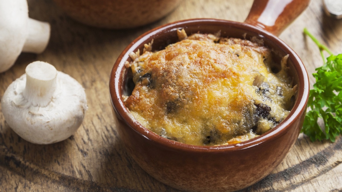 Ідея для поживного та смачного обіду — овочевий жульєн із грибів та баклажанів