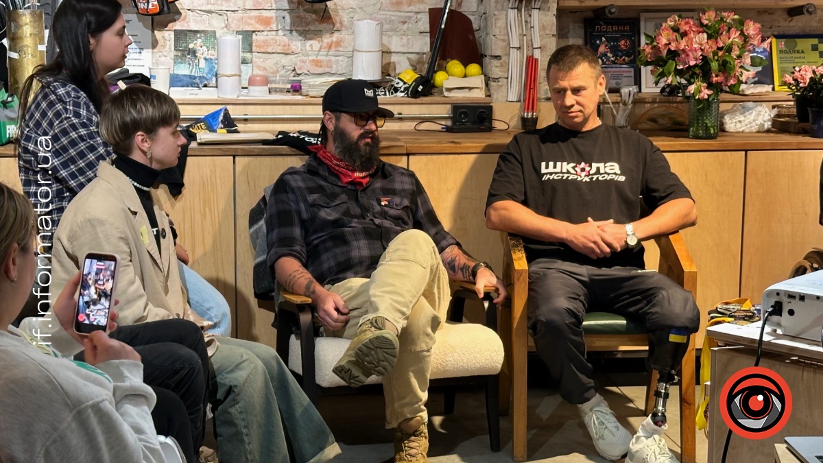 Богдан Рудковський під час зустрічі у у просторі «ветераницивільні ПЕТРОС» в Івано-Франківську