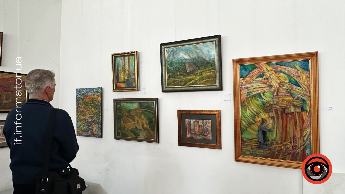 «У кожного в душі має бути частинка світла»: у Франківську відкрили виставку Олега Чуйка «Перехід»
