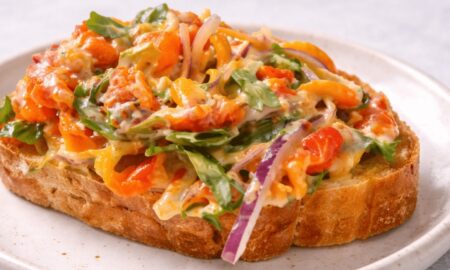 Рецепт нестандартної закуски — кростіні із запеченими перцями та оливками