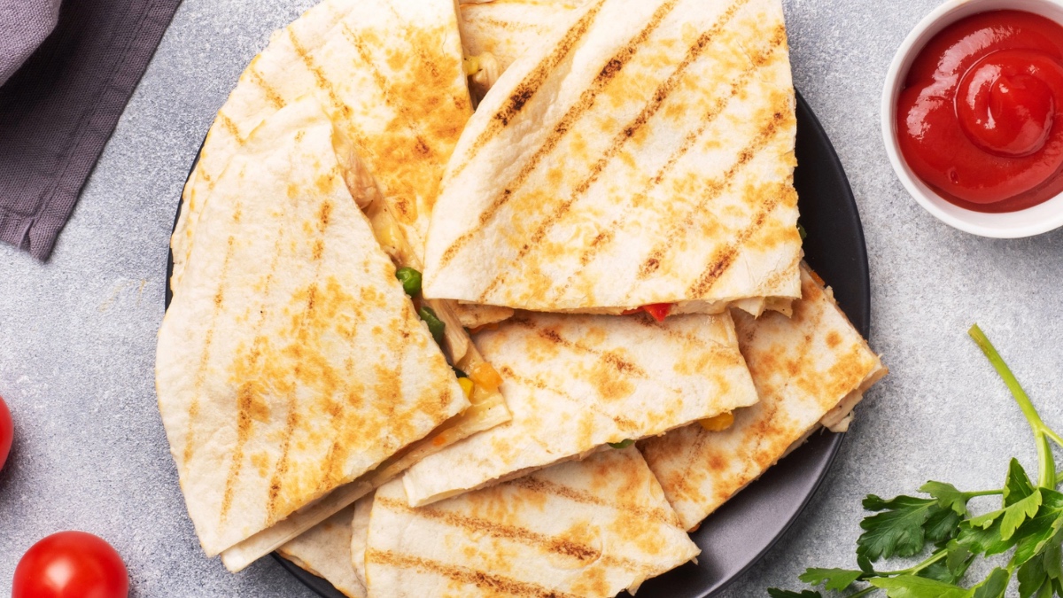 Легкий та швидкий рецепт сніданку — тортилья з тунцем та огірком