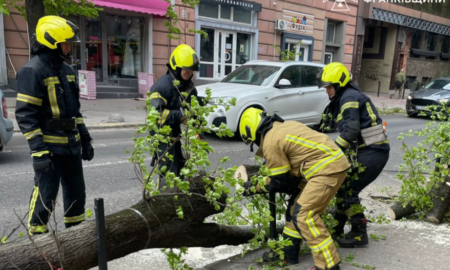 Рятувальники ліквідовують наслідки негоди у Франківську та області