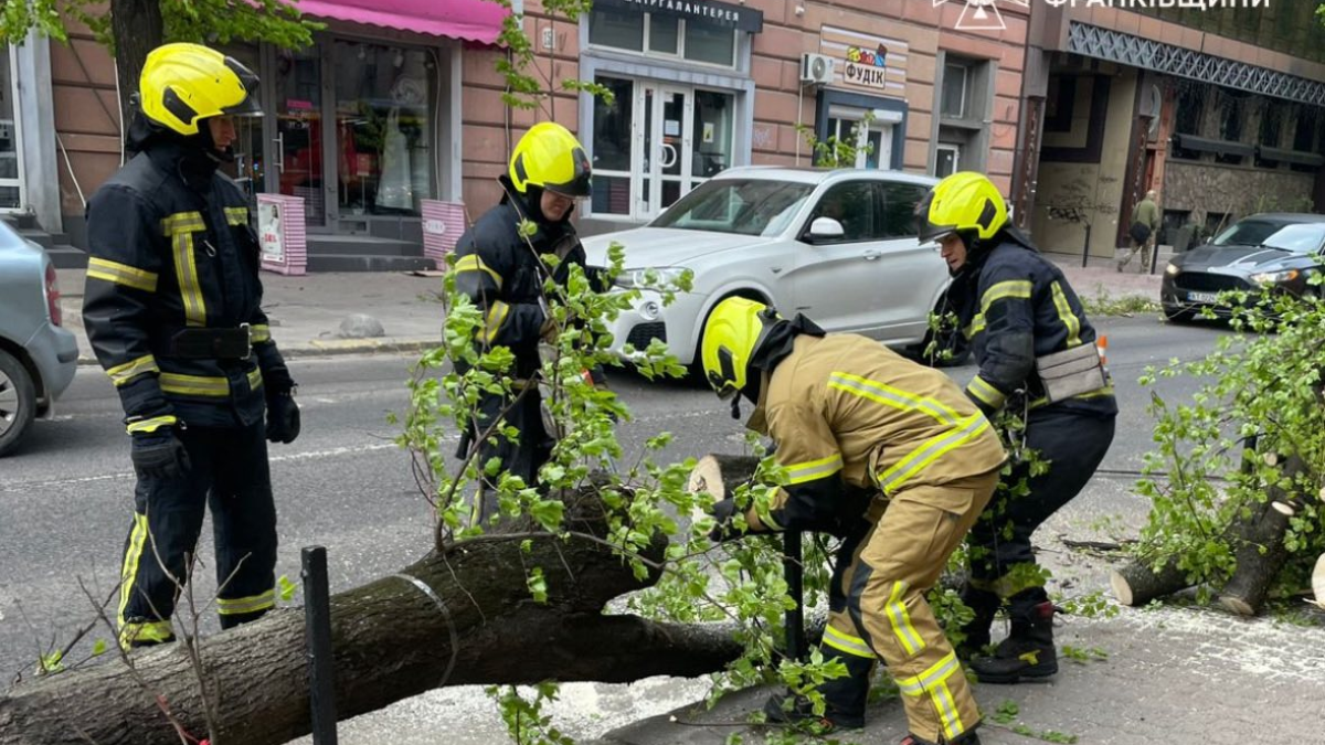 Рятувальники ліквідовують наслідки негоди у Франківську та області