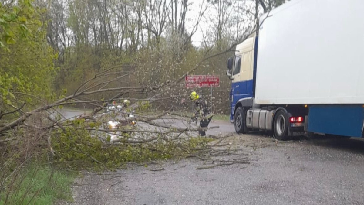 Рятувальники ліквідовують наслідки негоди у Франківську та області