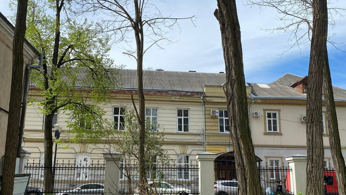 Санітарне обрізання дерев на вулиці Шпитальній в Івано-Франківську 24 квітня 2026 року. Фото: Михайло Смушак