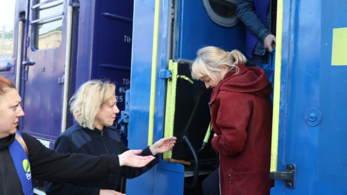 На Івано-Франківщину прибув евакуаційний потяг із Донеччини