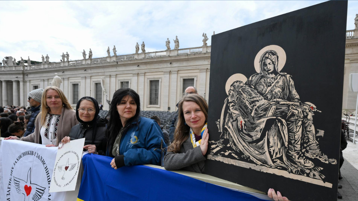Родини загиблих захисників з Франківська представили у Ватикані картину «П’єта»