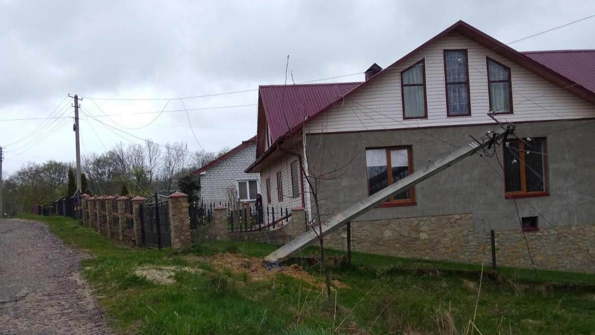 На Прикарпатті через сильний вітер зафіксовано чисельні аварійні вимкнення
