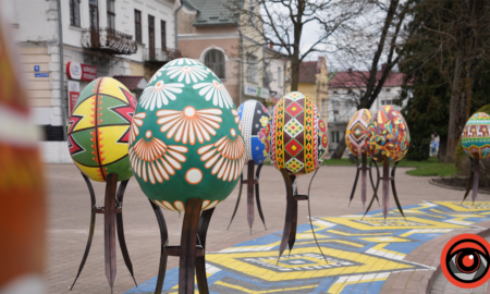 Головну площу Калуша прикрасили традиційними писанками