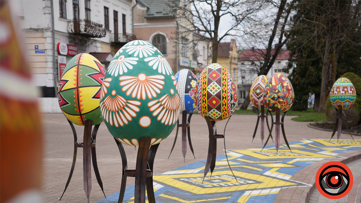 Головну площу Калуша прикрасили традиційними писанками