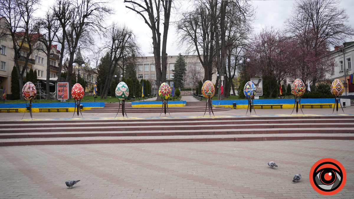 Головну площу Калуша прикрасили традиційними писанками