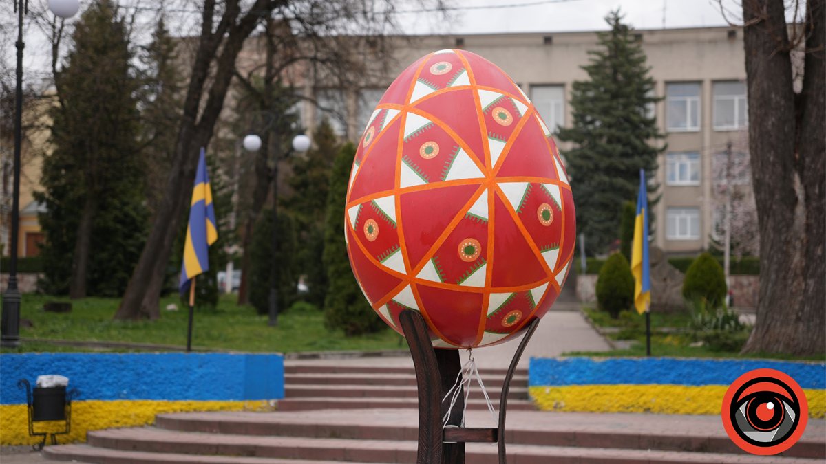Головну площу Калуша прикрасили традиційними писанками