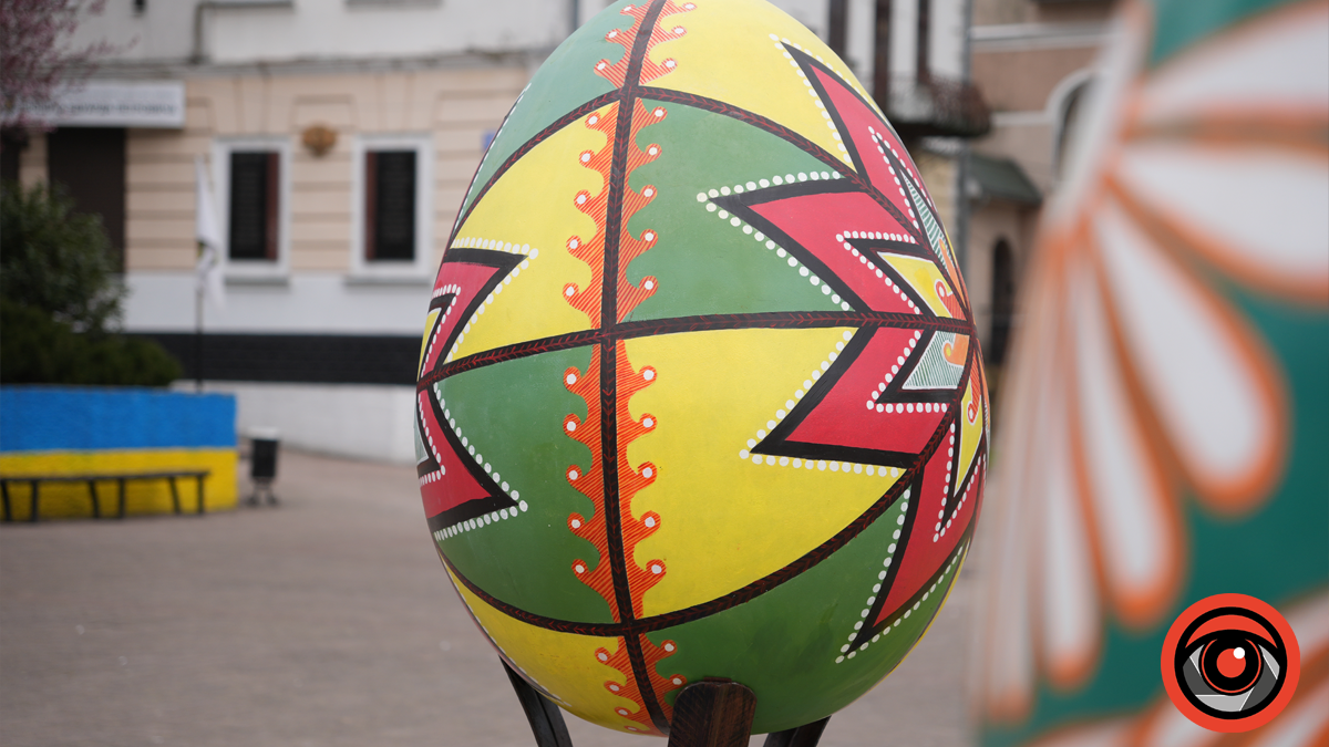 Головну площу Калуша прикрасили традиційними писанками