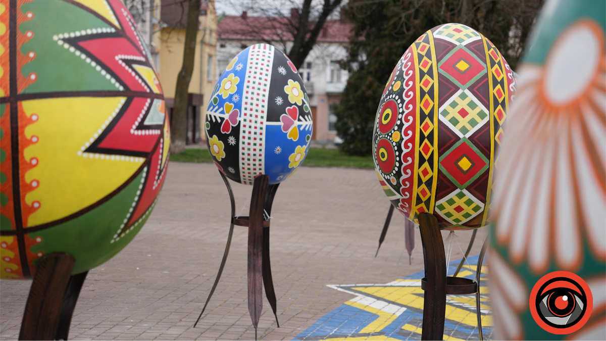 Головну площу Калуша прикрасили традиційними писанками