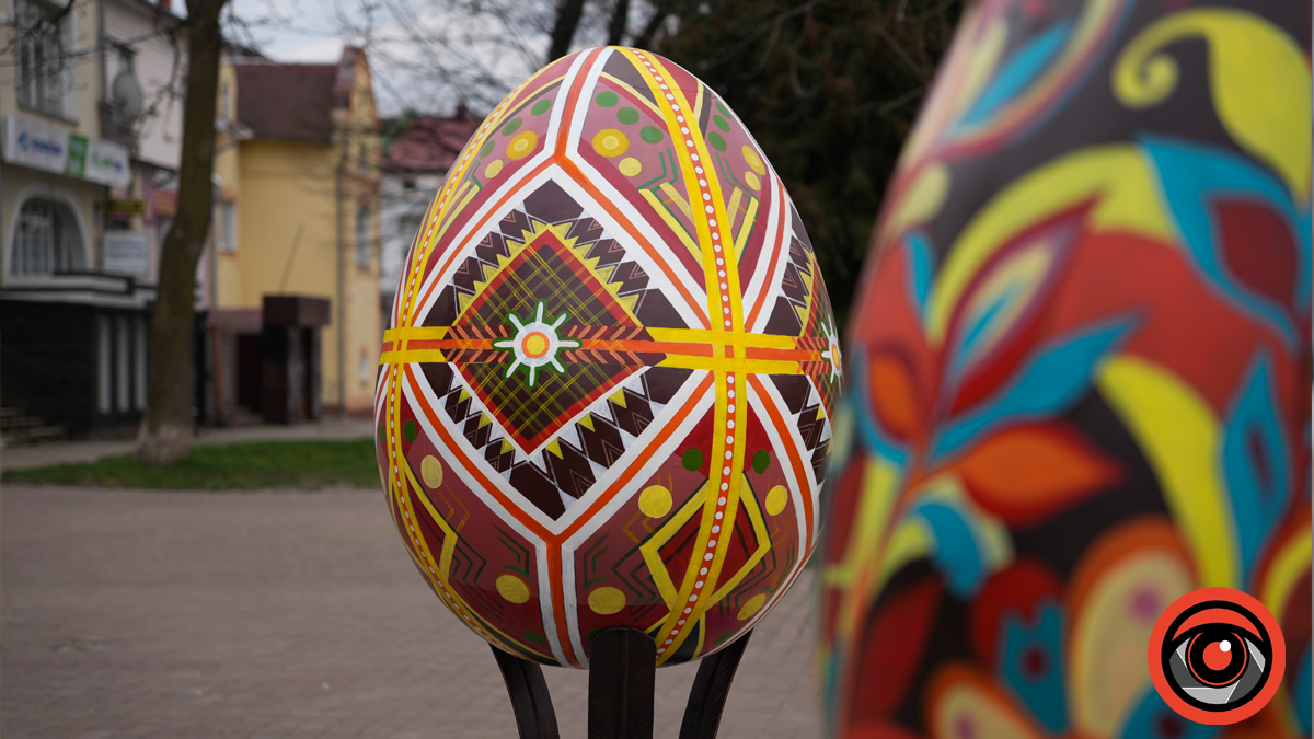 Головну площу Калуша прикрасили традиційними писанками