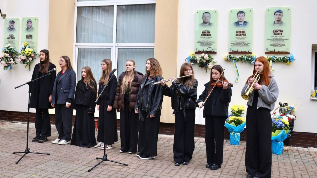 Відкриття та освячення анотаційних дошок випускникам ліцею № 11, які загинули у російсько-українській війні. Фото: Івано-Франківська ОДА