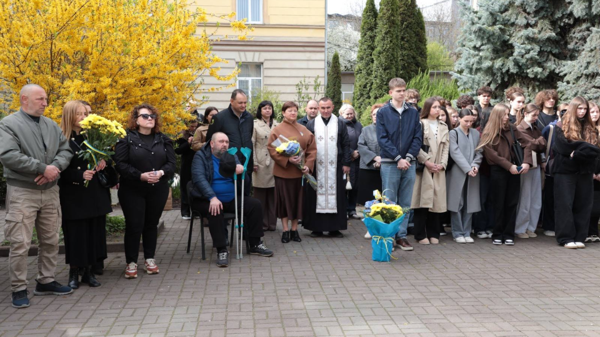 Відкриття та освячення анотаційних дошок випускникам ліцею № 11, які загинули у російсько-українській війні. Фото: Івано-Франківська ОДА