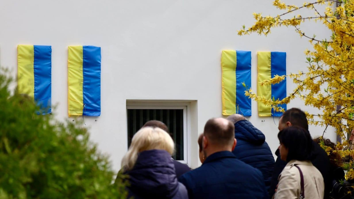 Відкриття та освячення анотаційних дошок випускникам ліцею № 11, які загинули у російсько-українській війні. Фото: Івано-Франківська ОДА