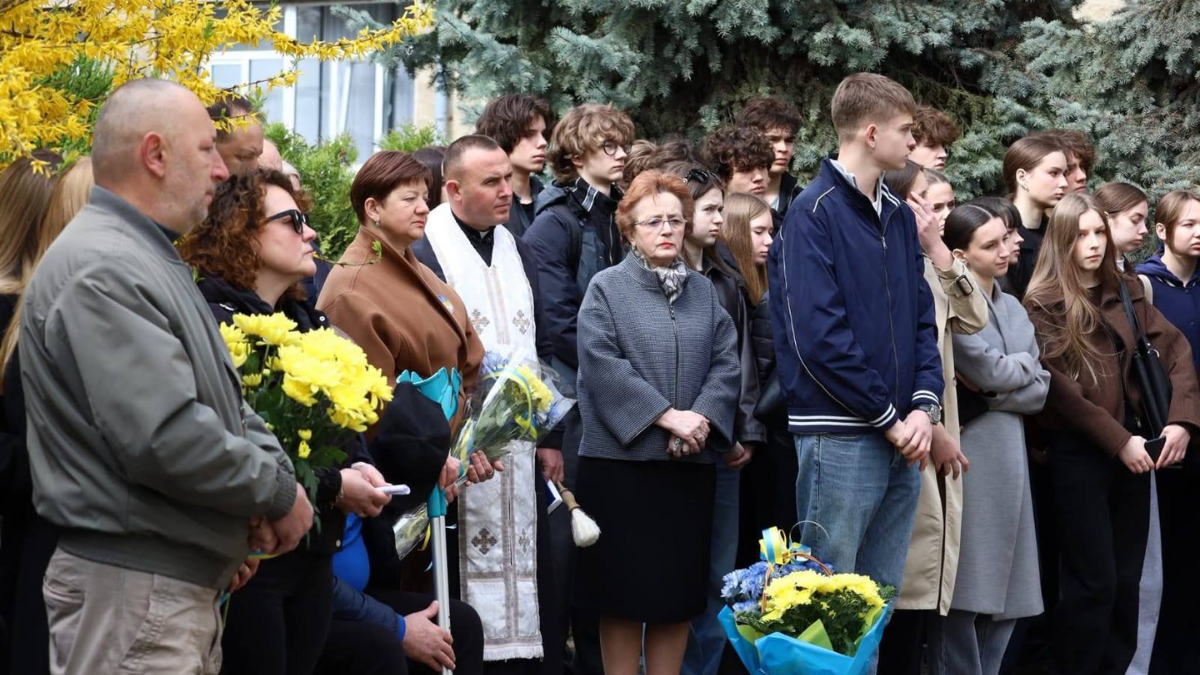 Відкриття та освячення анотаційних дошок випускникам ліцею № 11, які загинули у російсько-українській війні. Фото: Івано-Франківська ОДА