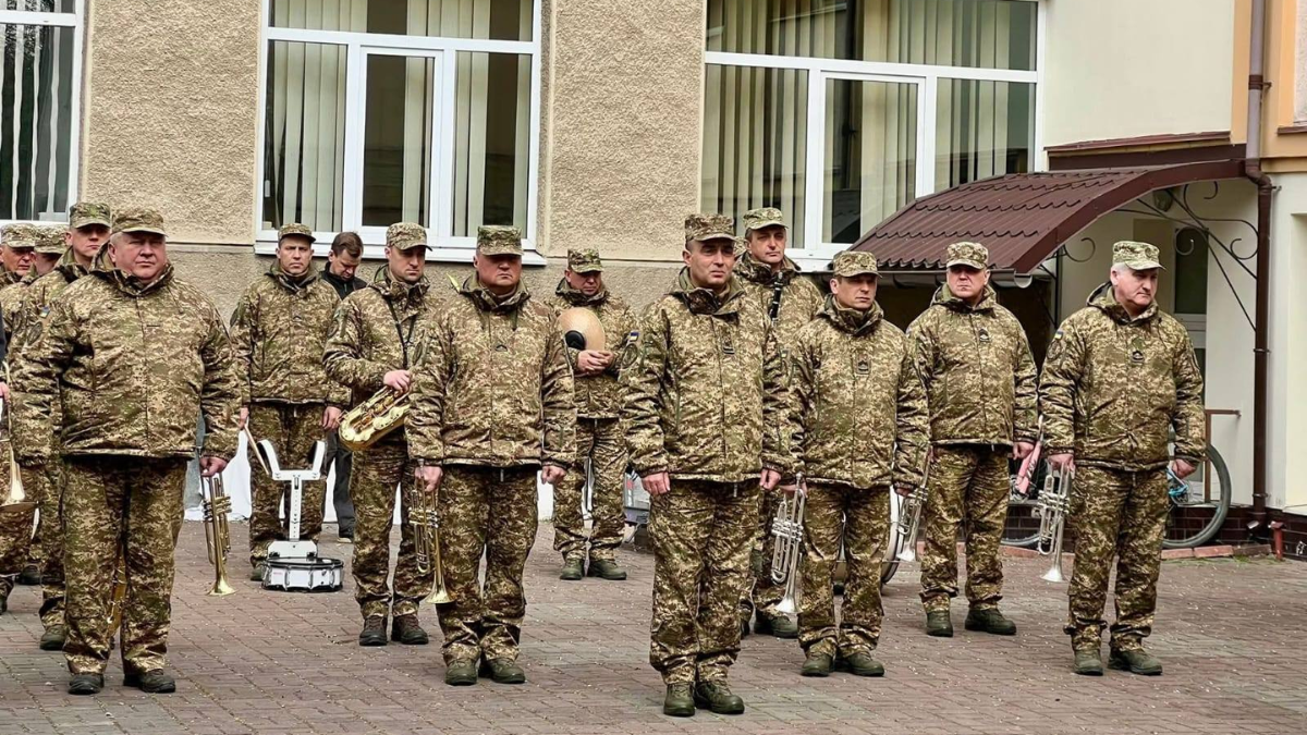 Відкриття та освячення анотаційних дошок випускникам ліцею № 11, які загинули у російсько-українській війні. Фото: Івано-Франківська ОДА