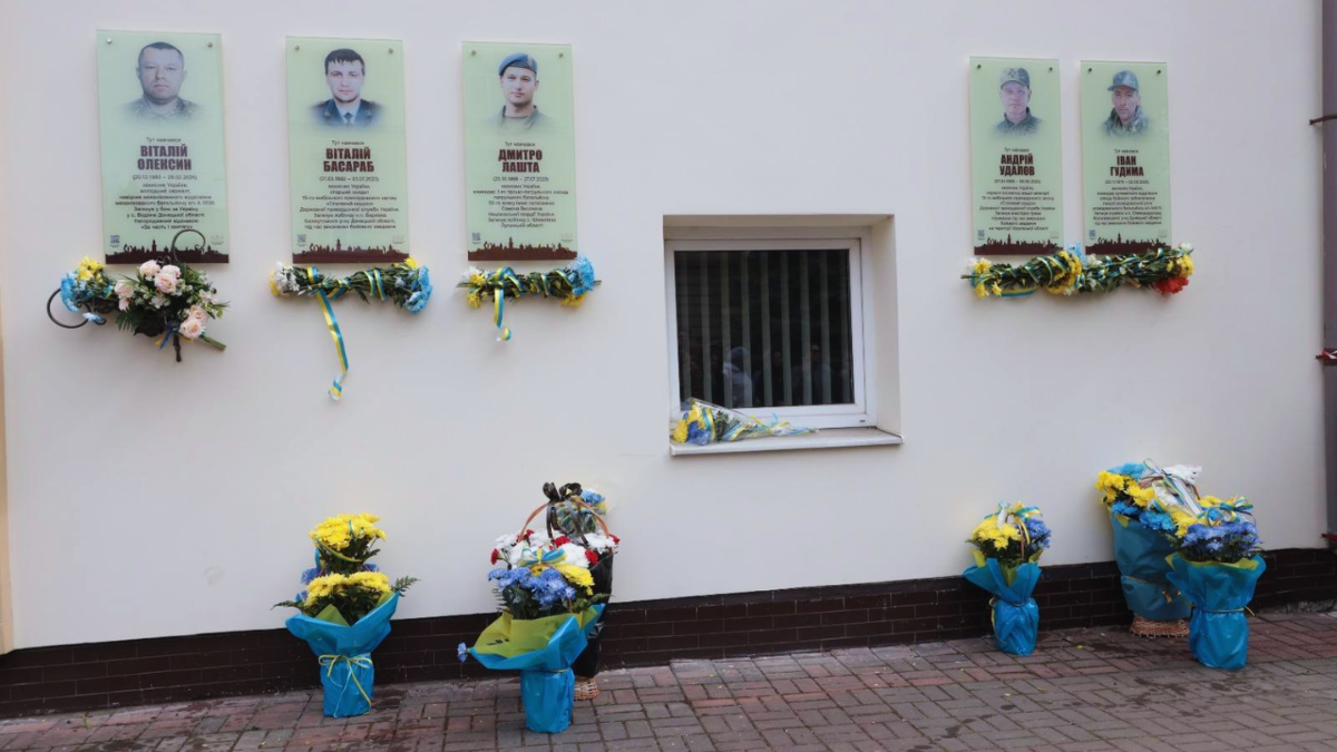 Відкриття та освячення анотаційних дошок випускникам ліцею № 11, які загинули у російсько-українській війні. Фото: Івано-Франківська ОДА