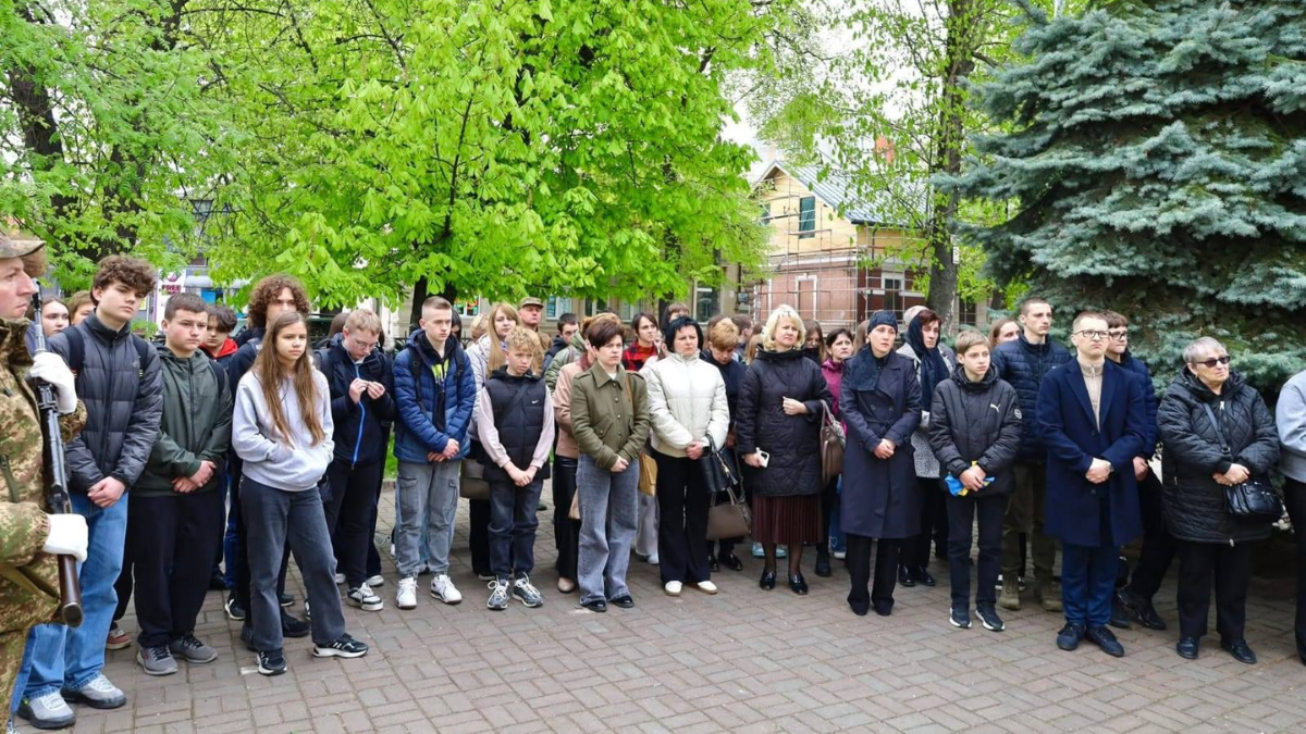 Відкриття та освячення анотаційних дошок випускникам ліцею № 11, які загинули у російсько-українській війні. Фото: Івано-Франківська ОДА