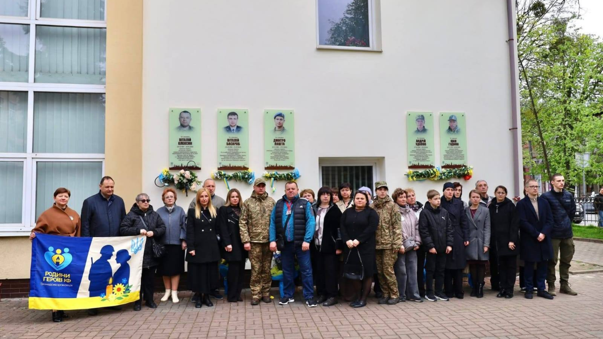 Відкриття та освячення анотаційних дошок випускникам ліцею № 11, які загинули у російсько-українській війні. Фото: Івано-Франківська ОДА