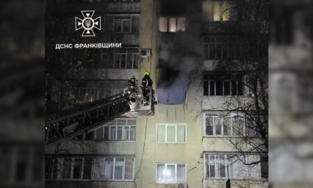 На вулиці Степана Бандери у Франківську горіла квартира (ФОТО)