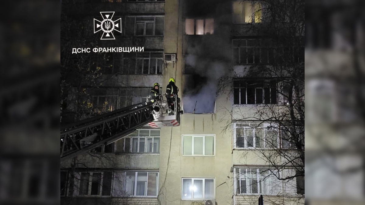 На вулиці Степана Бандери у Франківську горіла квартира (ФОТО)