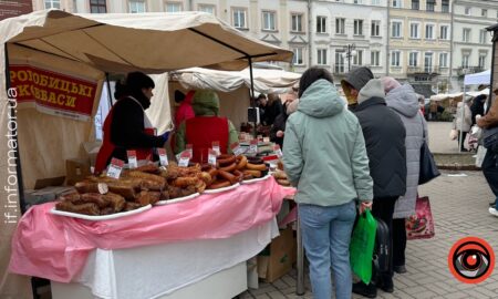 Паски, кошики та м'ясні вироби: в Івано-Франківську триває Великодній ярмарок (ФОТО)