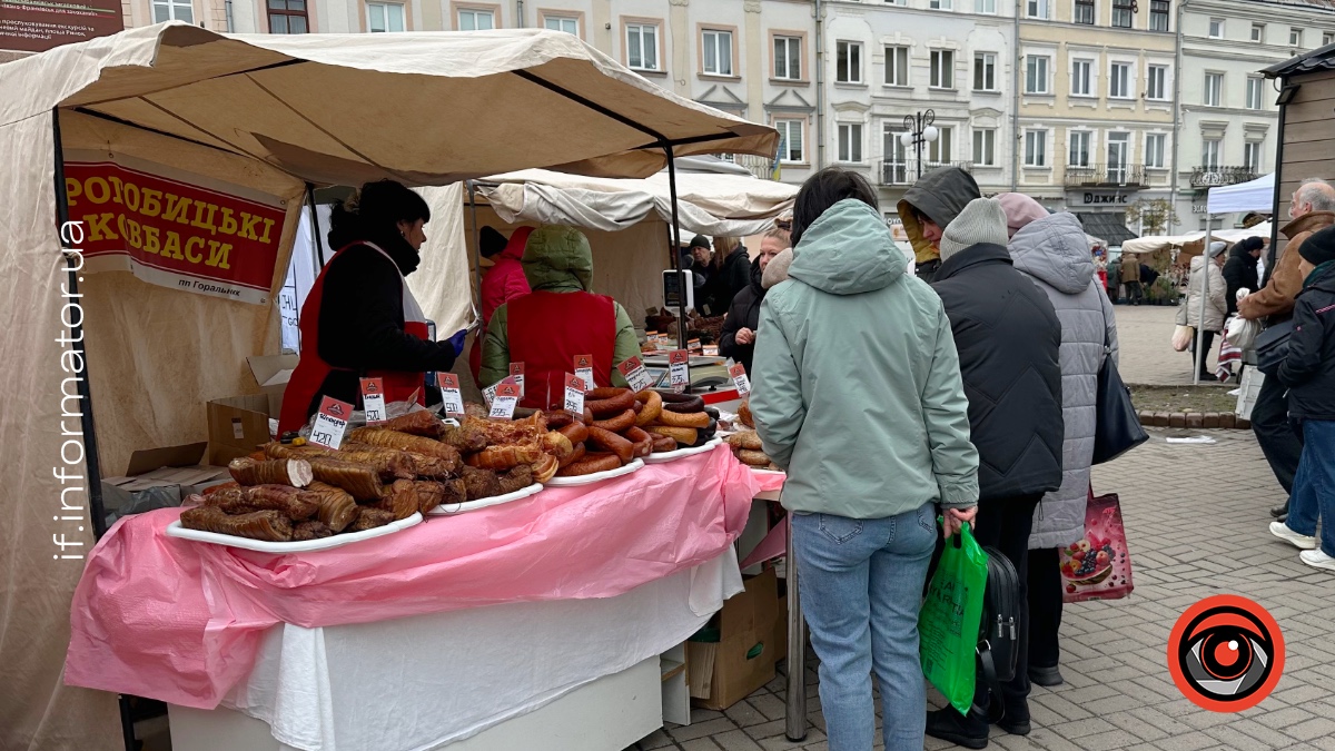 Паски, кошики та м'ясні вироби: в Івано-Франківську триває Великодній ярмарок (ФОТО)