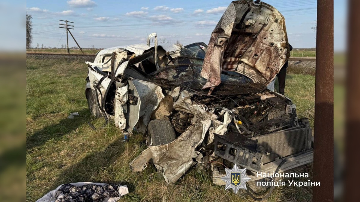 На Прикарпатті легковик зіткнувся із поїздом: є потерпілі