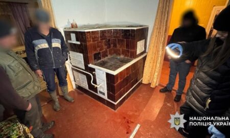 На Прикарпатті чоловік через ревнощі вдарив сусіда: той помер у лікарні