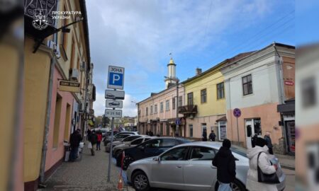 Двох прикарпатців звинувачують у незаконному привласненні коштів за паркування — сума збитків близько 350 тис грн