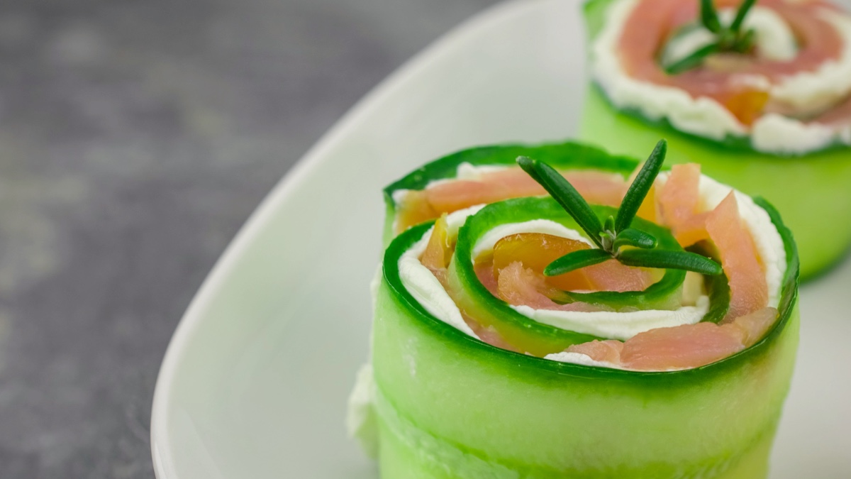 Освіжаюча закуска до столу: рецепт рулетів із огірка та лосося