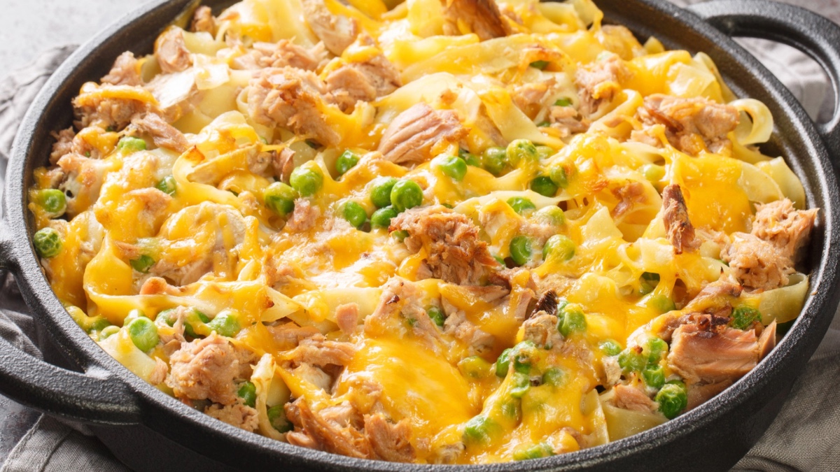 Паста з тунцем та горошком у духовці — рішення для вечері у колі рідних