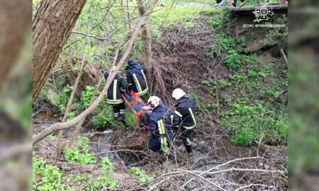 На Калущині рятувальники витягли тіло чоловіка з водойми