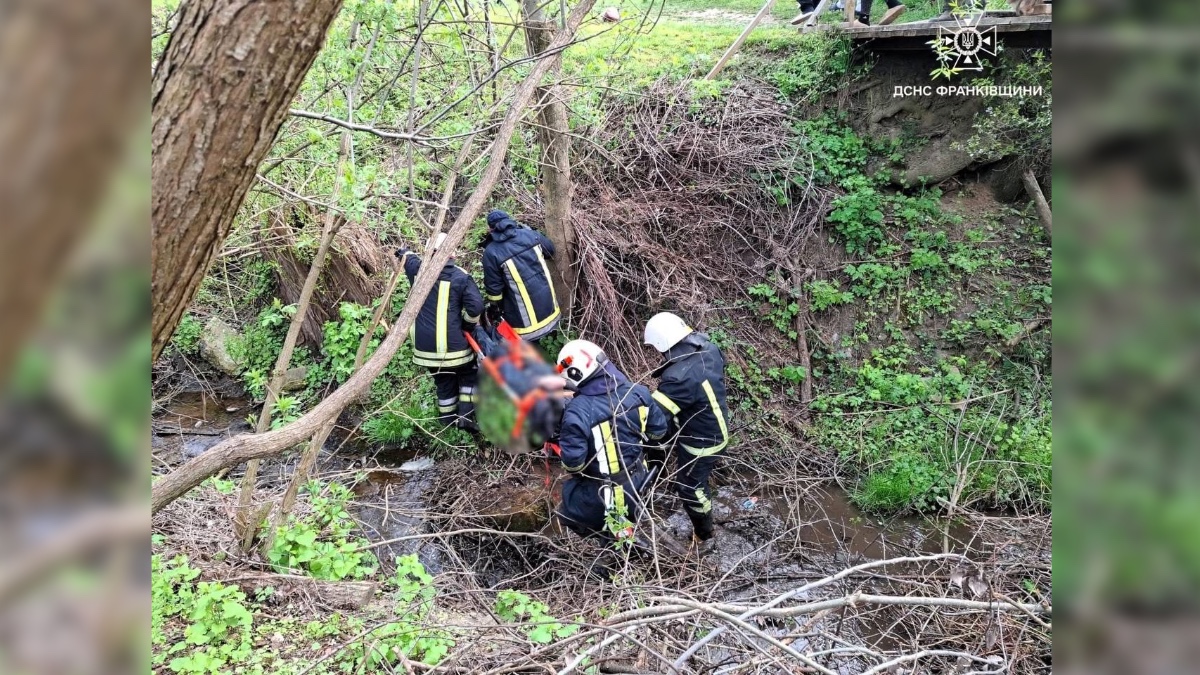 На Калущині рятувальники витягли тіло чоловіка з водойми