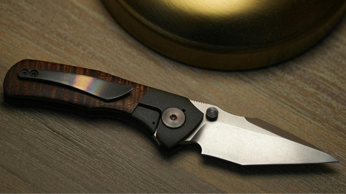 На вулиці Вовчинецькій у Франківську затримали чоловіка з, ймовірно, ножем