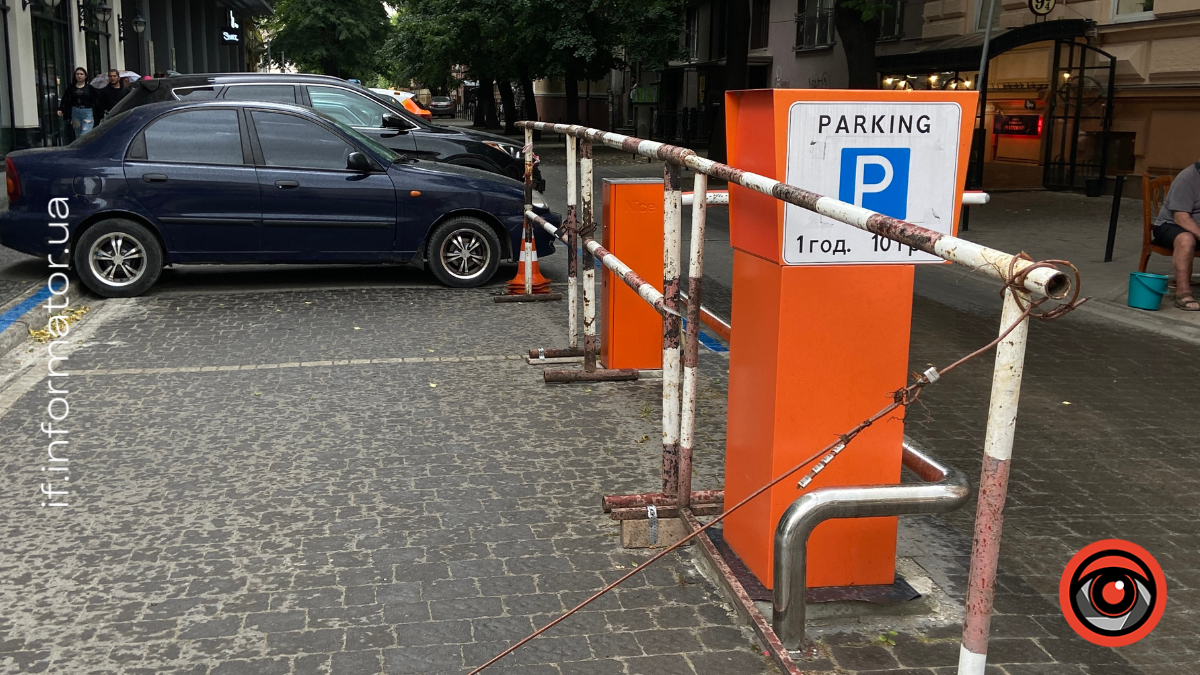 Паркувальний майданчик на вулиці Тараса Шевченка в Івано-Франківську. Фото: Інформатор Івано-Франківськ