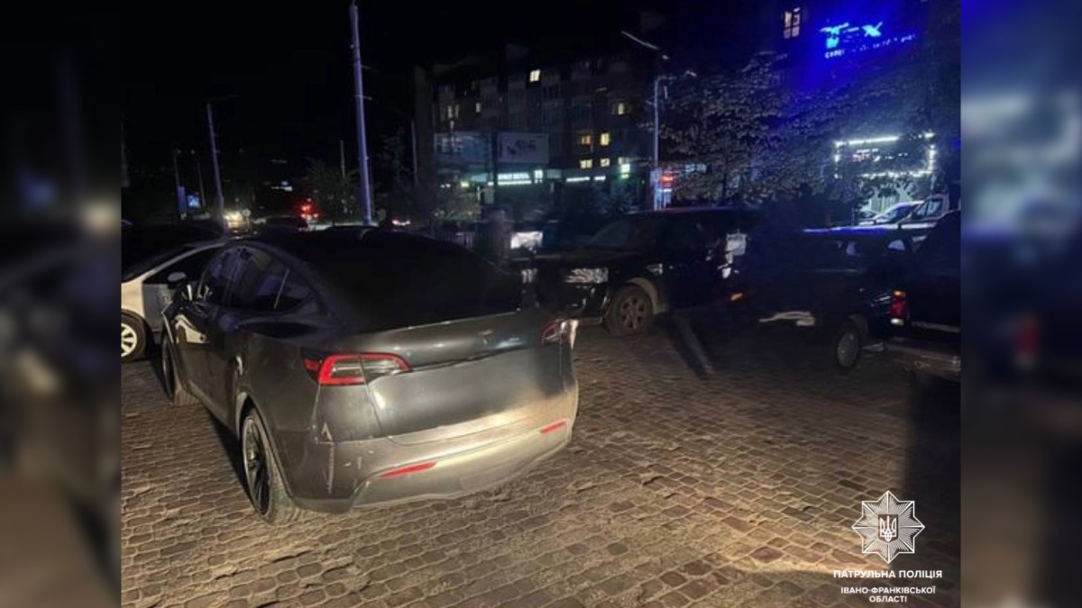 У Франківську зупинили нетверезого водія Tesla