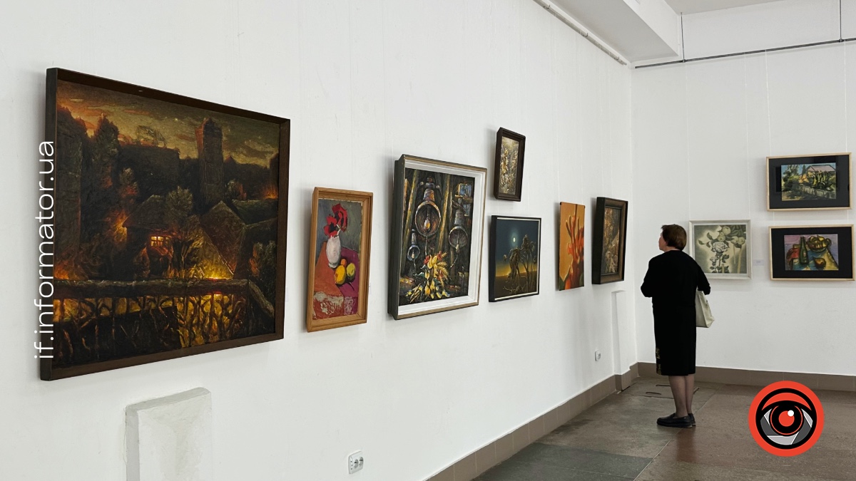 «Усі його роботи — це акценти»: у Франківську презентували одні з останніх робіт митця Петра Боєчка