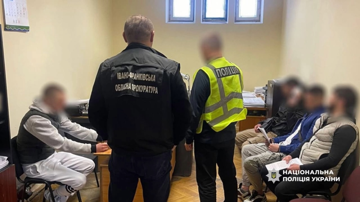 Незаконно привласнили близько 900 тисяч гривень з банківських рахунків: на Прикарпатті викрили злочинну групу 