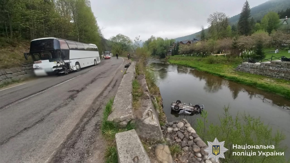 У Татарові внаслідок аварії легковик злетів у ріку