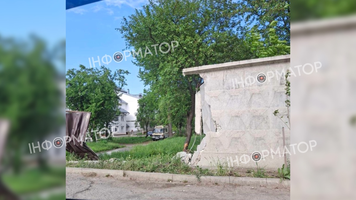 На Сагайдачного у Франківську водійка розтрощила бетонний паркан 
