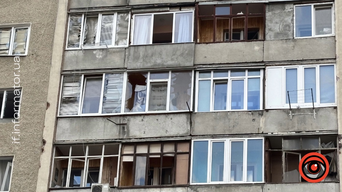 «Там, де ми перебували, все повністю зруйноване», — мешканка пошкодженого внаслідок ворожої атаки будинку у Франківську